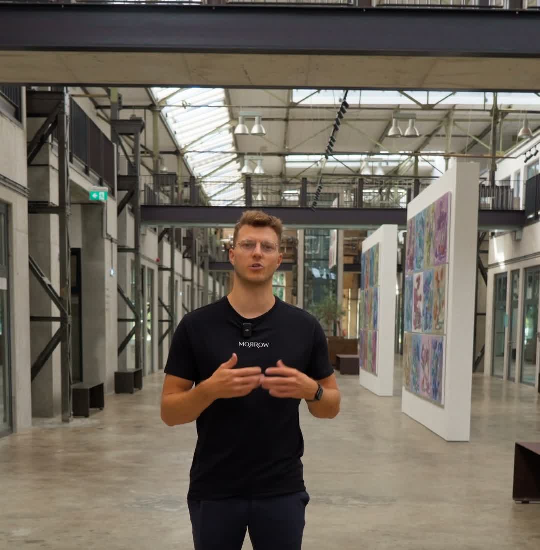 Thiemo bei einem Dreh für MORROW im Atrium